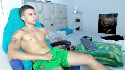 Snapshot of andrew_lover21 chatting on April 6, 12:41 am Andrew online show from April 6, 12:41 am