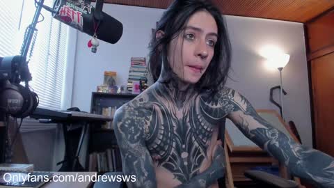 Snapshot of andrew_round chatting on February 2, 10:17 pm andrew_round online show from February 2, 10:17 pm