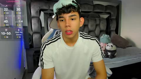 Snapshot of andrew_twink18 chatting on December 2, 9:28 pm Andrew M. online show from December 2, 9:28 pm