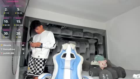 Snapshot of andrew_twink18 chatting on February 26, 5:31 am Andrew M. online show from February 26, 5:31 am