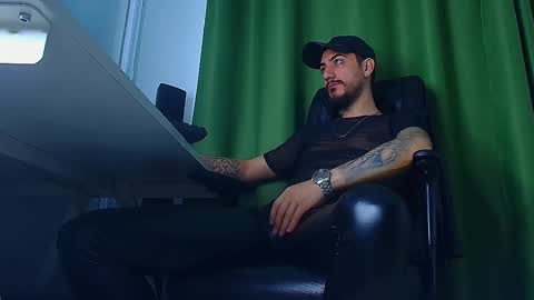 Snapshot of andrewbanner chatting on March 27, 7:03 am MasterRomania online show from March 27, 7:03 am