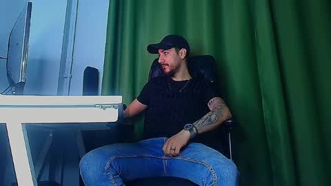 Snapshot of andrewbanner chatting on March 30, 5:19 am MasterRomania online show from March 30, 5:19 am