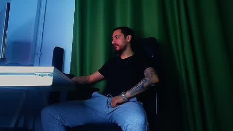 Snapshot of andrewbanner chatting on April 1, 5:41 am MasterRomania online show from April 1, 5:41 am