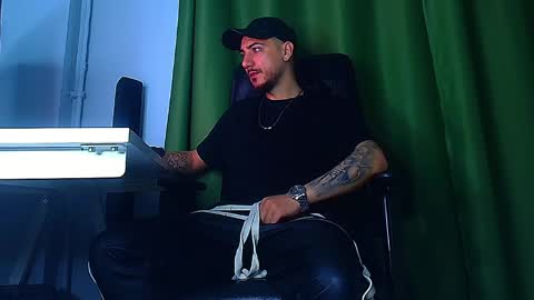 Snapshot of andrewbanner chatting on April 2, 5:49 am MasterRomania online show from April 2, 5:49 am