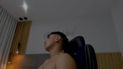 Snapshot of andrewlamar77 chatting on December 11, 4:42 pm Andrewlamar21 online show from December 11, 4:42 pm
