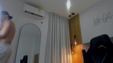 Snapshot of andrewlamar77 chatting on December 12, 5:48 pm Andrewlamar21 online show from December 12, 5:48 pm