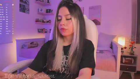 Snapshot of andromeedaa_ chatting on May 1, 4:11 pm Victoria Senz online show from May 1, 4:11 pm