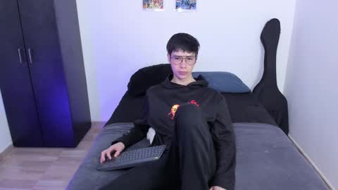 Snapshot of andy_twiink chatting on February 19, 9:14 pm twx Andy twink3 online show from February 19, 9:14 pm