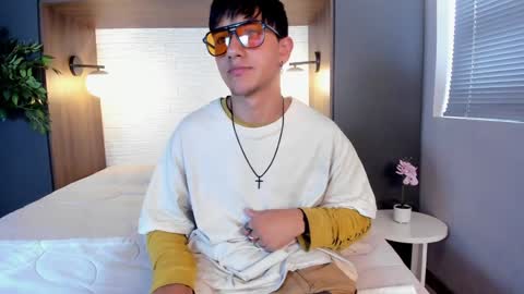 Snapshot of andyjoy_ chatting on December 17, 3:06 pm Andy Joy online show from December 17, 3:06 pm