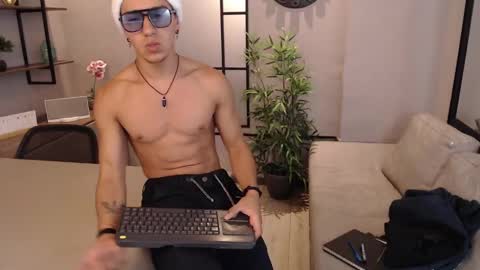 Snapshot of andyjoy_ chatting on December 18, 3:11 pm Andy Joy online show from December 18, 3:11 pm