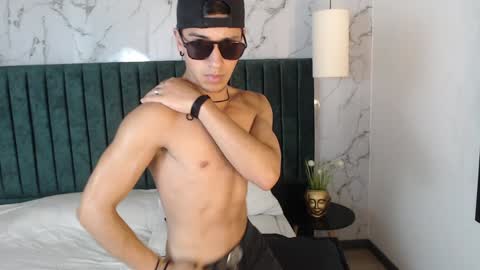 Snapshot of andyjoy_ chatting on December 19, 6:01 pm Andy Joy online show from December 19, 6:01 pm