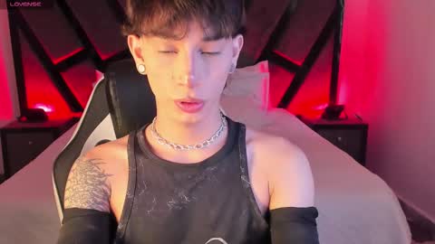 Snapshot of andywiills chatting on February 15, 10:06 pm Andy online show from February 15, 10:06 pm