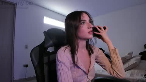 Snapshot of anelisse_ chatting on February 27, 5:15 pm online show from February 27, 5:15 pm