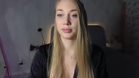 Snapshot of angel__blonde_ chatting on October 10, 2:38 pm angel blonde online show from October 10, 2:38 pm