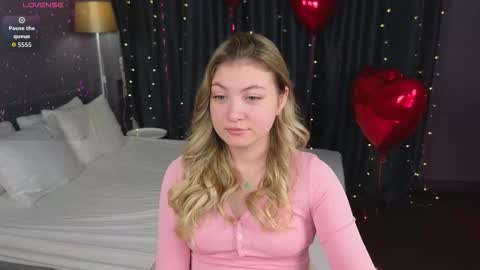 Snapshot of angel__grace chatting on February 11, 12:15 am Grace online show from February 11, 12:15 am