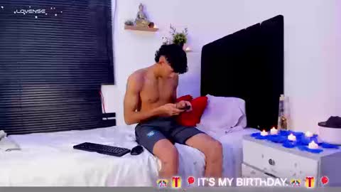 Snapshot of angel_boy0 chatting on March 21, 4:39 am angel_boy0 online show from March 21, 4:39 am