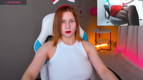 Snapshot of angela_roy chatting on December 5, 10:23 am Angela Roy online show from December 5, 10:23 am