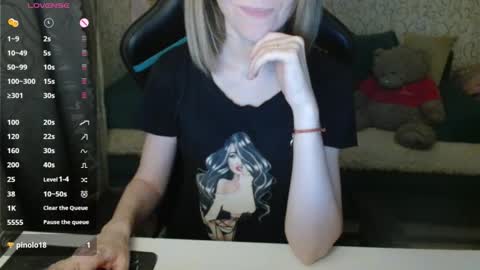 Snapshot of angelcute32 chatting on October 17, 3:14 pm AngelCute32 online show from October 17, 3:14 pm