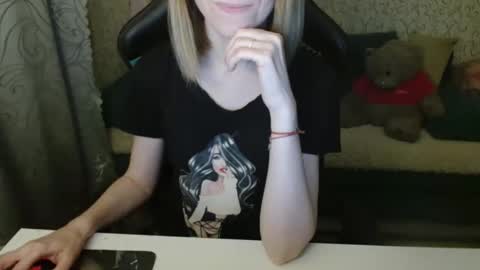 Snapshot of angelcute32 chatting on November 9, 3:21 pm AngelCute32 online show from November 9, 3:21 pm