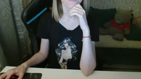 Snapshot of angelcute32 chatting on November 19, 3:23 pm AngelCute32 online show from November 19, 3:23 pm