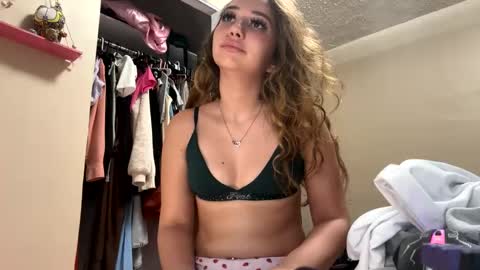 Snapshot of angelicasn0w chatting on January 17, 12:31 am AngelicaSnow AngelParis online show from January 17, 12:31 am