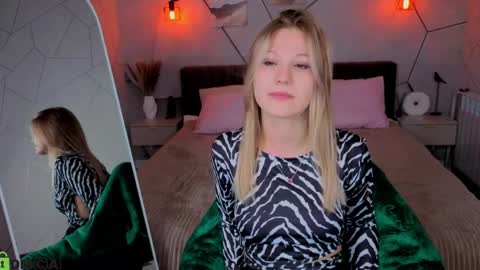 Snapshot of angelina_becker chatting on April 6, 1:14 am Angelina online show from April 6, 1:14 am