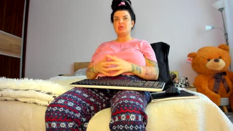 Snapshot of angelinacht chatting on December 29, 8:11 am Angelina online show from December 29, 8:11 am