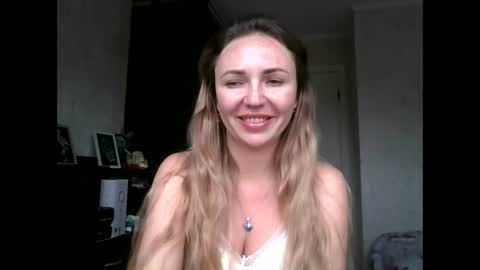 Snapshot of angelinalove28 chatting on October 26, 7:36 am angelinalove28 online show from October 26, 7:36 am