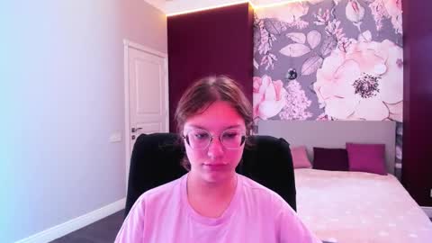 Snapshot of angelinalow chatting on September 18, 11:23 am AngelinaLow online show from September 18, 11:23 am