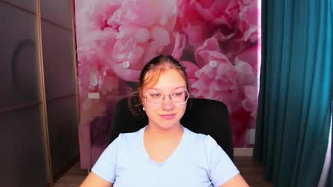 Snapshot of angelinalow chatting on September 21, 11:23 am AngelinaLow online show from September 21, 11:23 am