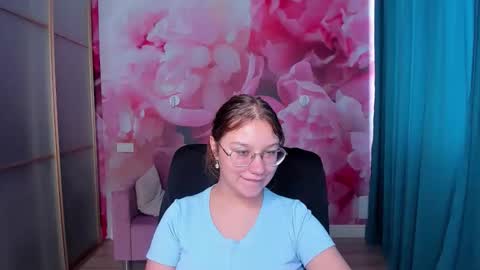Snapshot of angelinalow chatting on September 23, 11:24 am AngelinaLow online show from September 23, 11:24 am