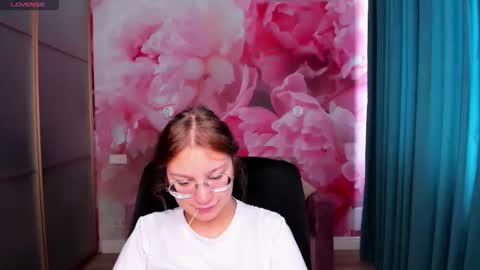 Snapshot of angelinalow chatting on September 28, 11:26 am AngelinaLow online show from September 28, 11:26 am