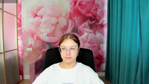 Snapshot of angelinalow chatting on September 29, 11:26 am AngelinaLow online show from September 29, 11:26 am