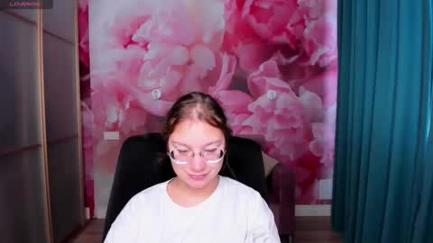 Snapshot of angelinalow chatting on October 1, 11:27 am AngelinaLow online show from October 1, 11:27 am