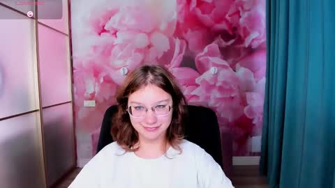 Snapshot of angelinalow chatting on October 18, 6:05 am AngelinaLow online show from October 18, 6:05 am