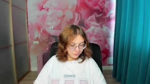 Snapshot of angelinalow chatting on October 20, 11:21 am AngelinaLow online show from October 20, 11:21 am