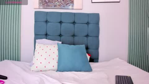 Snapshot of angelitawild_ chatting on August 5, 9:06 pm angel online show from August 5, 9:06 pm