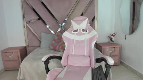 angell_petite01 online show from May 6, 9:31 pm