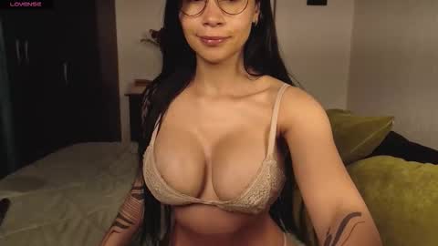 Snapshot of angellaisabella chatting on March 18, 9:29 pm ANGELA ISABELLA online show from March 18, 9:29 pm