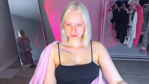 Snapshot of angellisss chatting on July 9, 3:49 pm Cutie online show from July 9, 3:49 pm