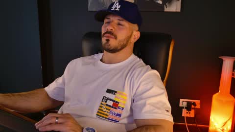 Snapshot of angeloeric chatting on April 1, 11:00 am BlackWolf online show from April 1, 11:00 am