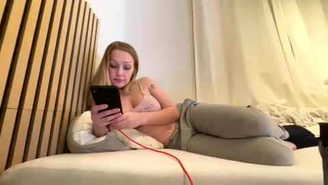 Snapshot of angeloiid chatting on September 11, 7:47 pm Angeloiid white fakeboobs lingerie skinny norway online show from September 11, 7:47 pm