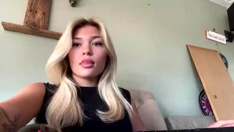 Snapshot of angelrosexx1 chatting on June 10, 11:31 am angel online show from June 10, 11:31 am