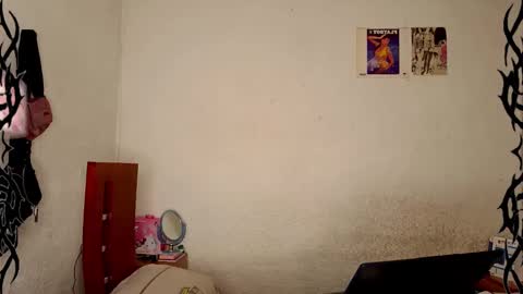 Snapshot of angelsdustxxx chatting on December 5, 8:55 pm online show from December 5, 8:55 pm