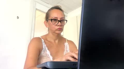 Snapshot of angelycute476334 chatting on October 2, 8:16 pm angelycute476334 online show from October 2, 8:16 pm