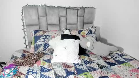 Snapshot of angie_blondie chatting on December 9, 11:03 pm angie online show from December 9, 11:03 pm