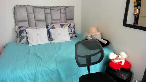 Snapshot of angie_blondie chatting on December 14, 6:20 pm angie online show from December 14, 6:20 pm