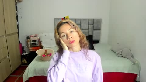 Snapshot of angie_blondie chatting on February 4, 11:49 am angie online show from February 4, 11:49 am