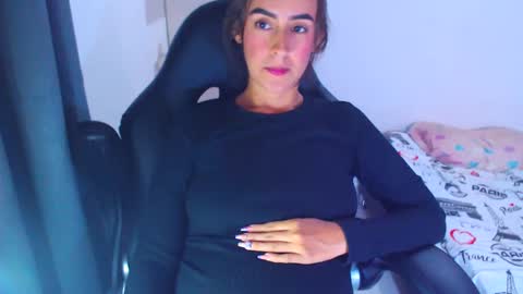 Snapshot of angie_dreamgirl chatting on December 14, 1:59 pm IG angie dreamgirl01 online show from December 14, 1:59 pm