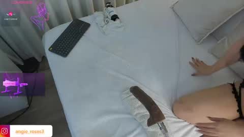 Snapshot of angiee_roses chatting on May 15, 10:50 pm angiee roses online show from May 15, 10:50 pm